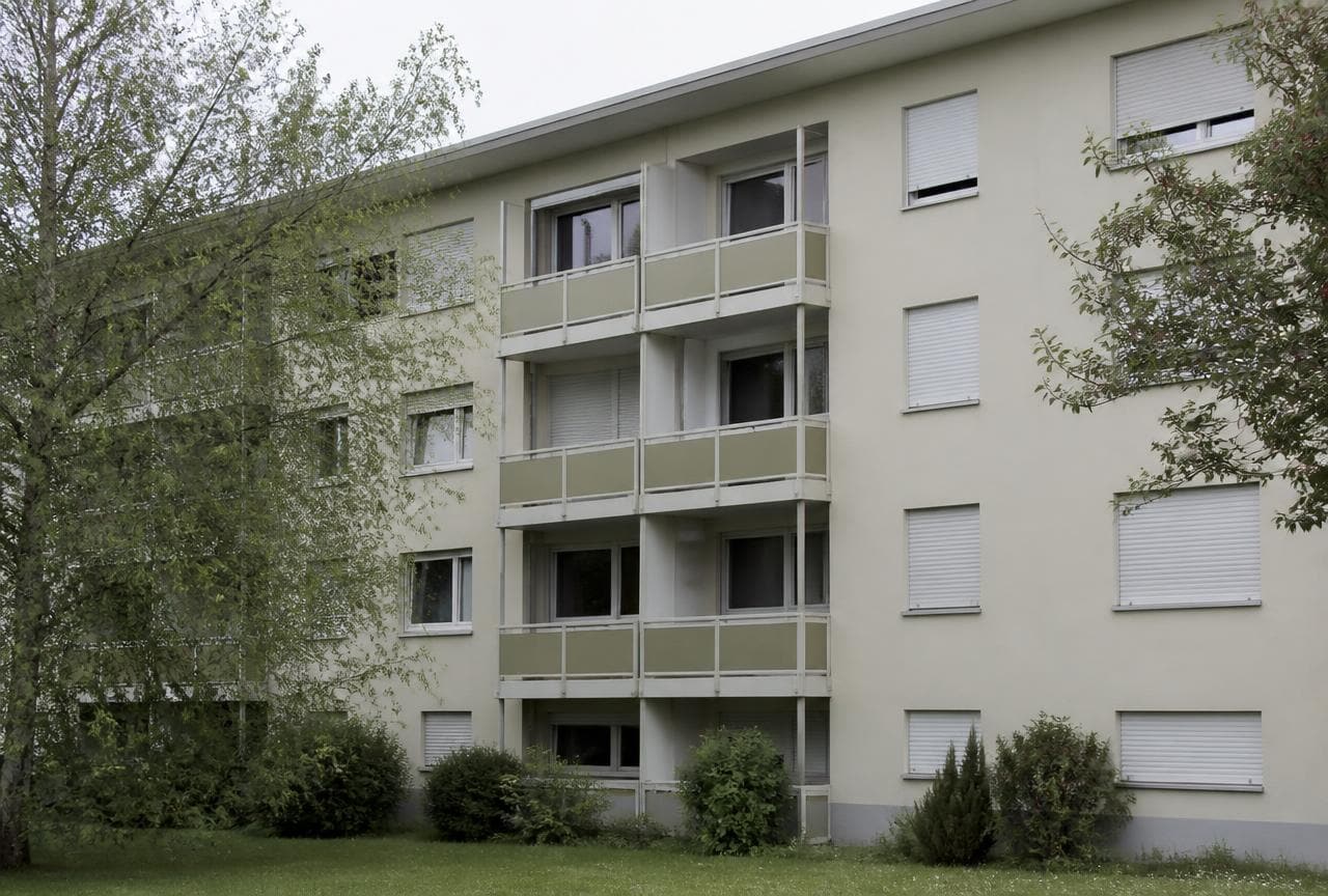 Schweizer Mehrfamilienhaus aus den 1960er-Jahren mit Balkonbrüstungen aus Faserzement
