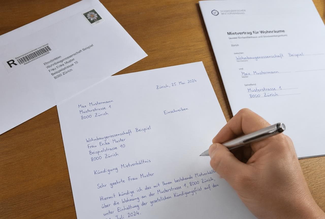 Eingeschriebener Brief an die Verwaltung neben einem Schweizer Mietvertrag