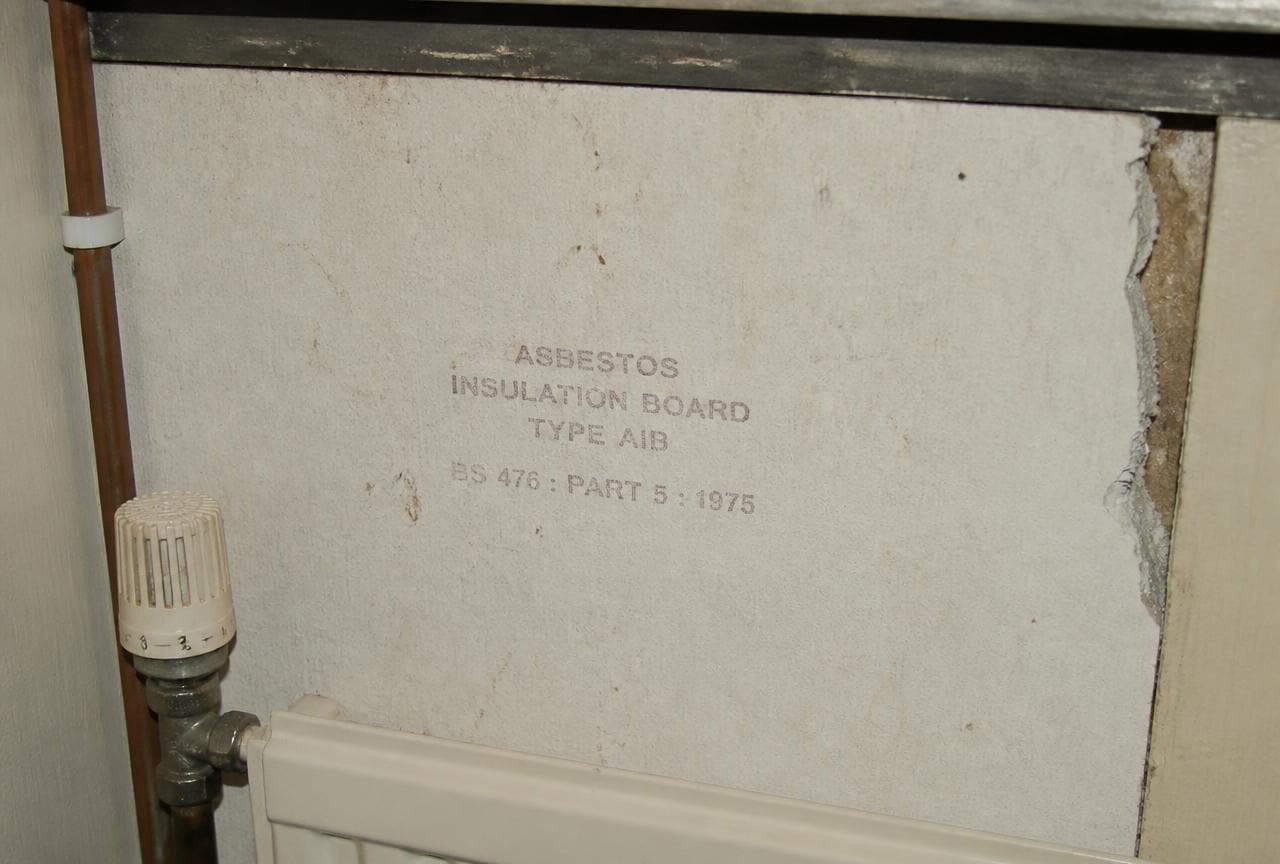 Weisse Leichtbauplatte hinter einer Heizung mit beschädigter Ecke in einem Altbau
