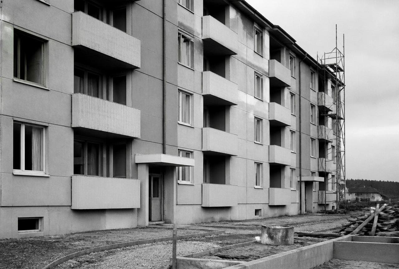 Wohnblock aus der Nachkriegszeit mit Faserzement-Brüstungen – typische Bauperiode mit Asbestprodukten